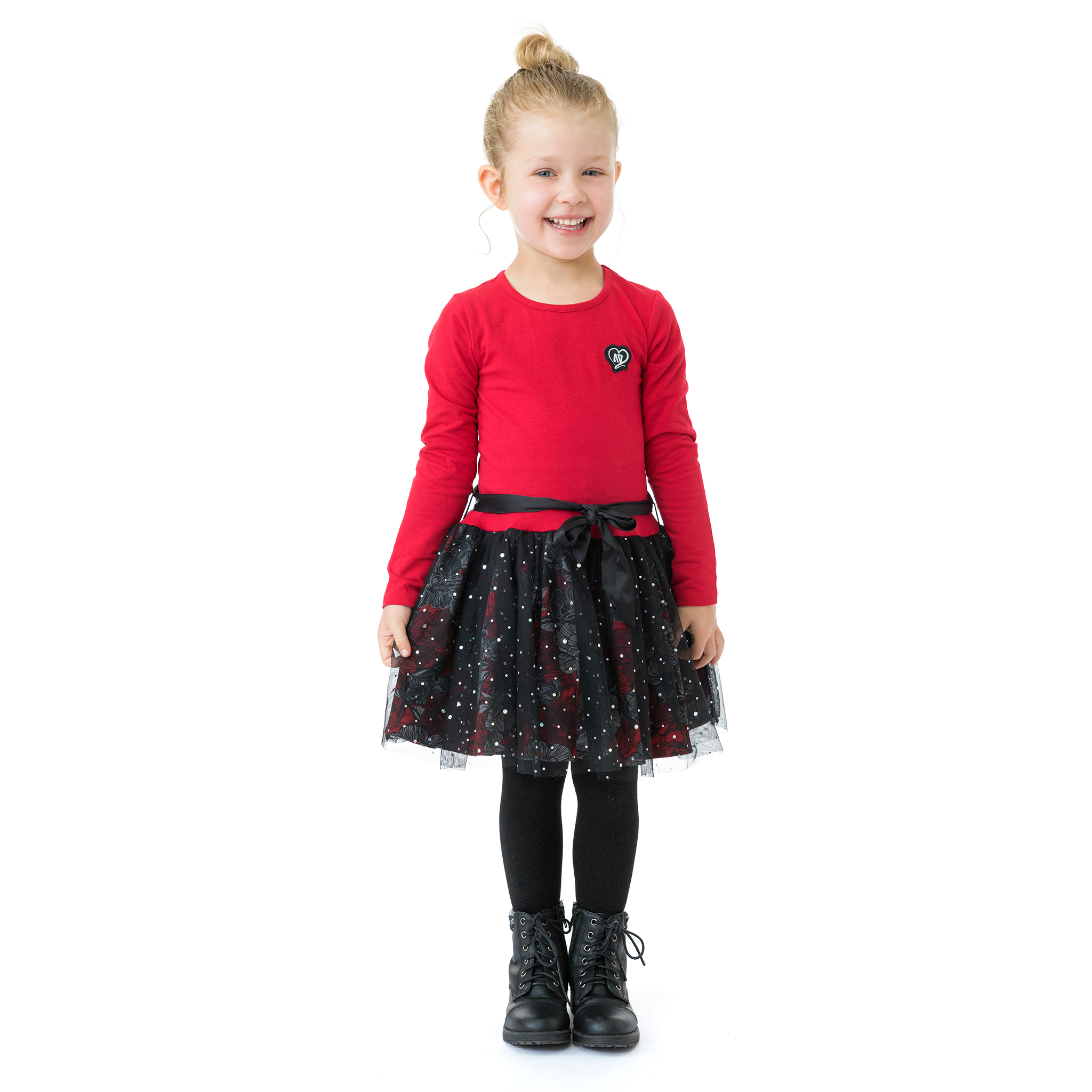 Petite Fille Dans La Jupe Rouge Photo stock - Image du enfant